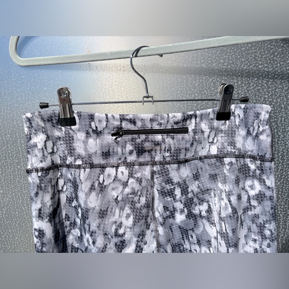 Yoga/Running leggings with Back Zip Pouch - Picture 4 of 4